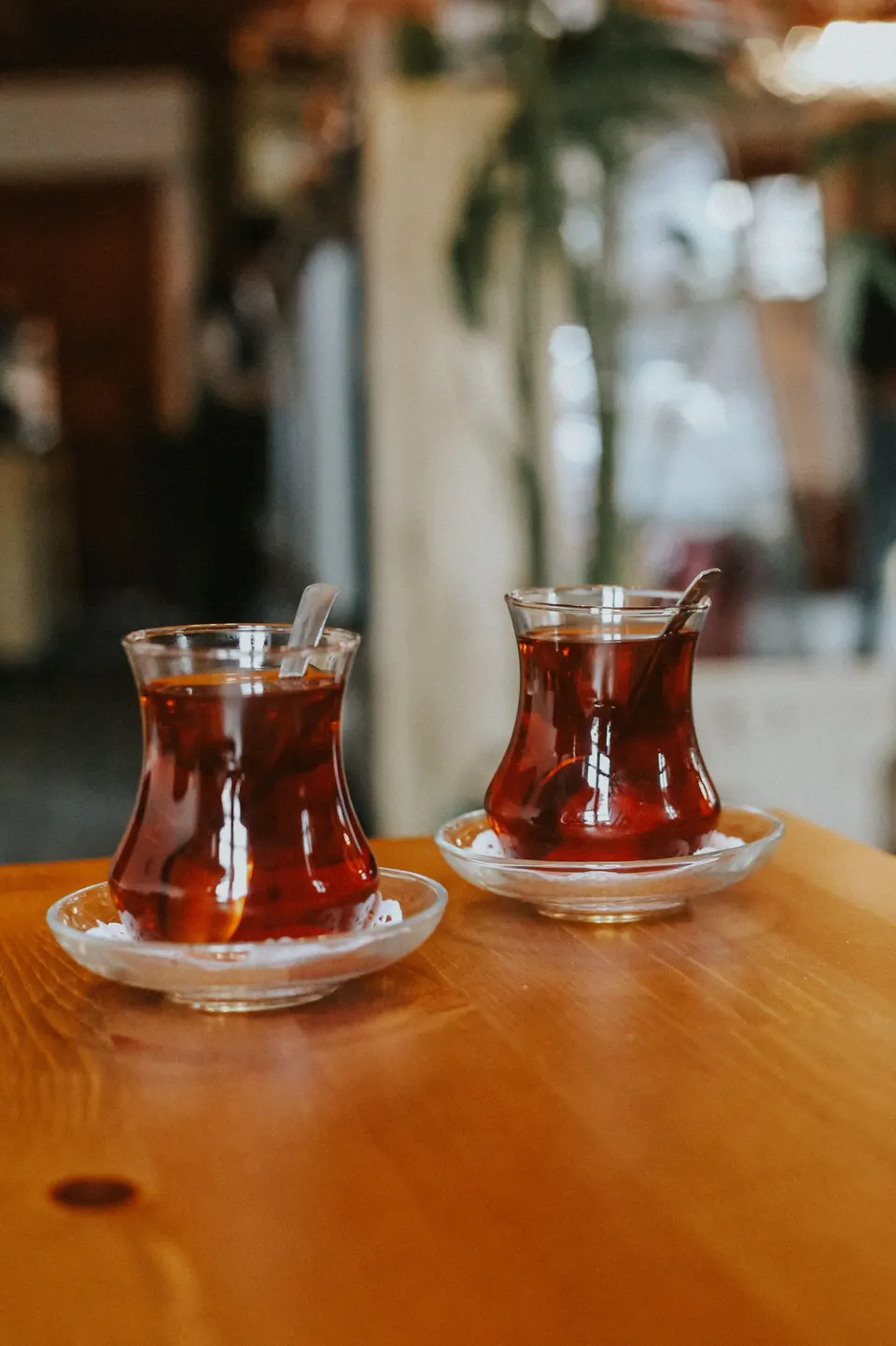 İnce belli bardakta iki çay