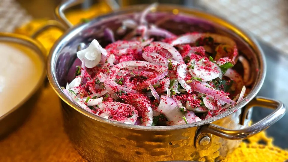 Bakır kapta sumaklı soğan salatası