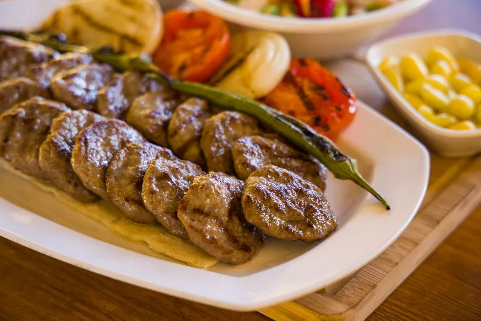 Ekmek üstünde ızgara köfte ve közlenmiş biber