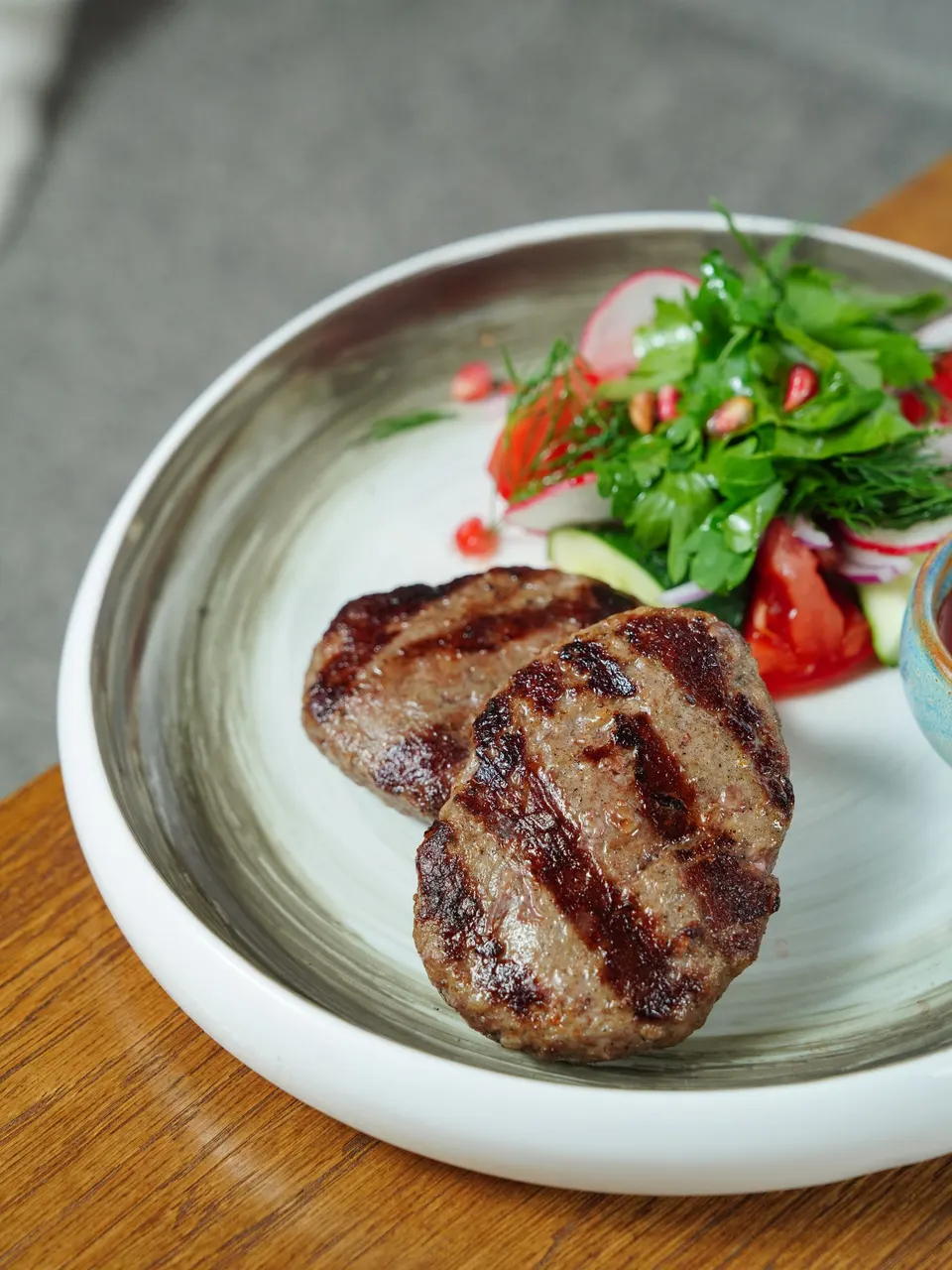 Izgara izli köfteler ve yeşil salata